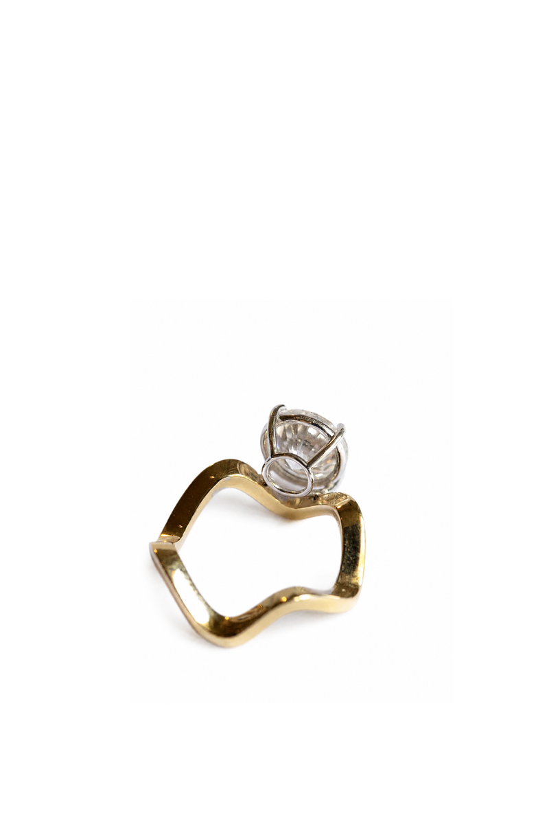 Wave Ring in Yellow Gold with Solitaire Diamond