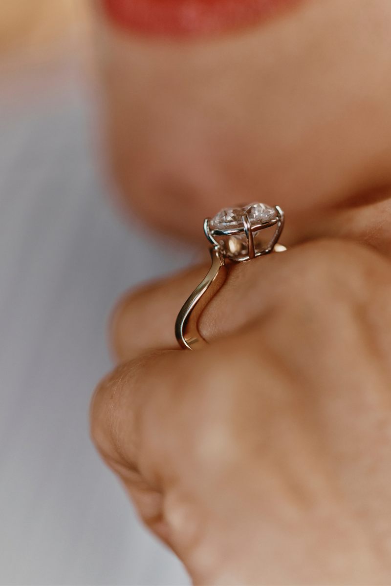 Wave Ring in Yellow Gold with Solitaire Diamond
