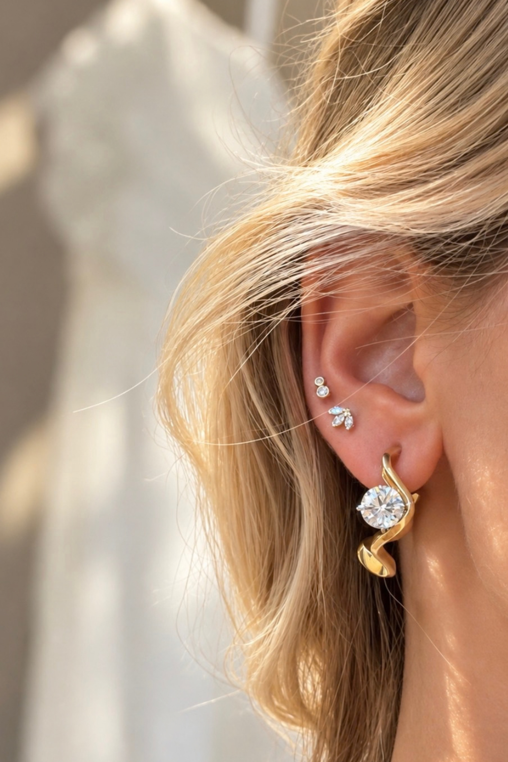 Onda Yellow Gold Earrings with Solitaire Diamond