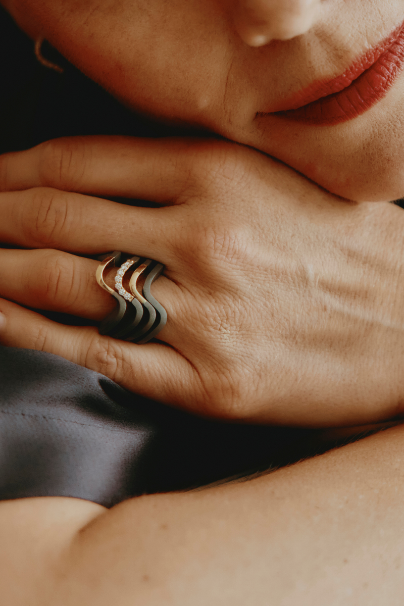 Wave Ring in Titanium and Yellow Gold