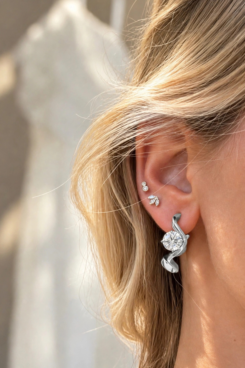 Wave White Gold Earrings with Solitaire Diamond