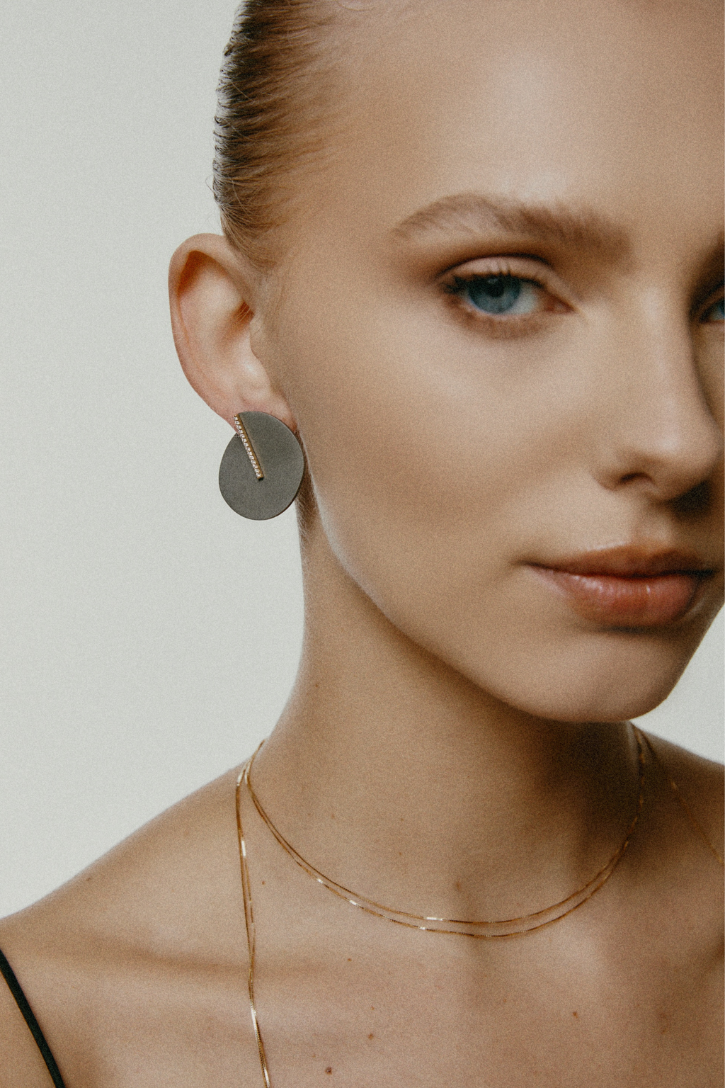 Mini Circle Earrings in titanium and Yellow Gold with Diamonds