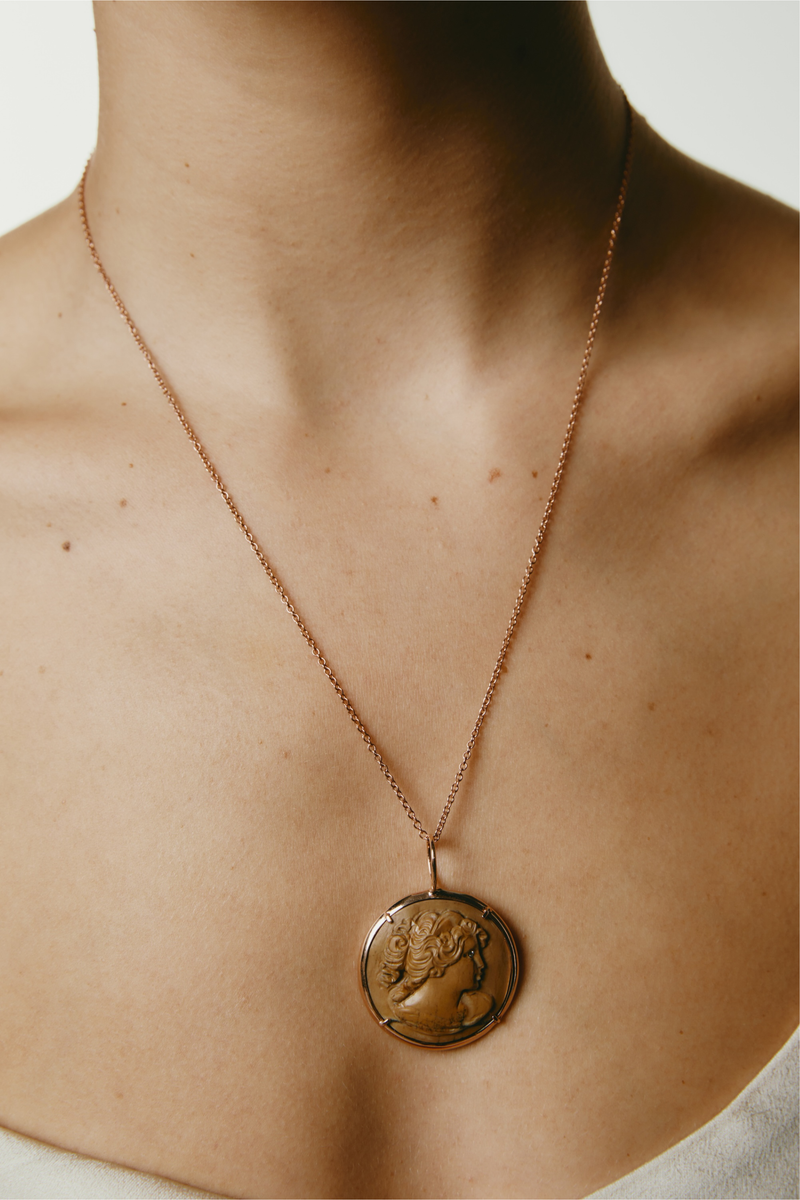 Ciondolo Venere di pietra lavica