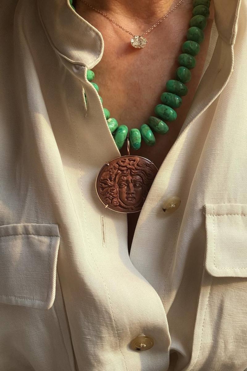Ciondolo Medusa di pietra lavica
