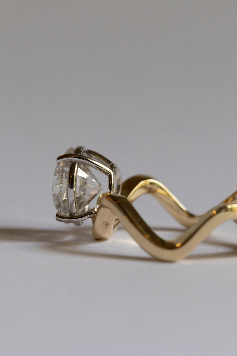 Wave Ring in Yellow Gold with Solitaire Diamond