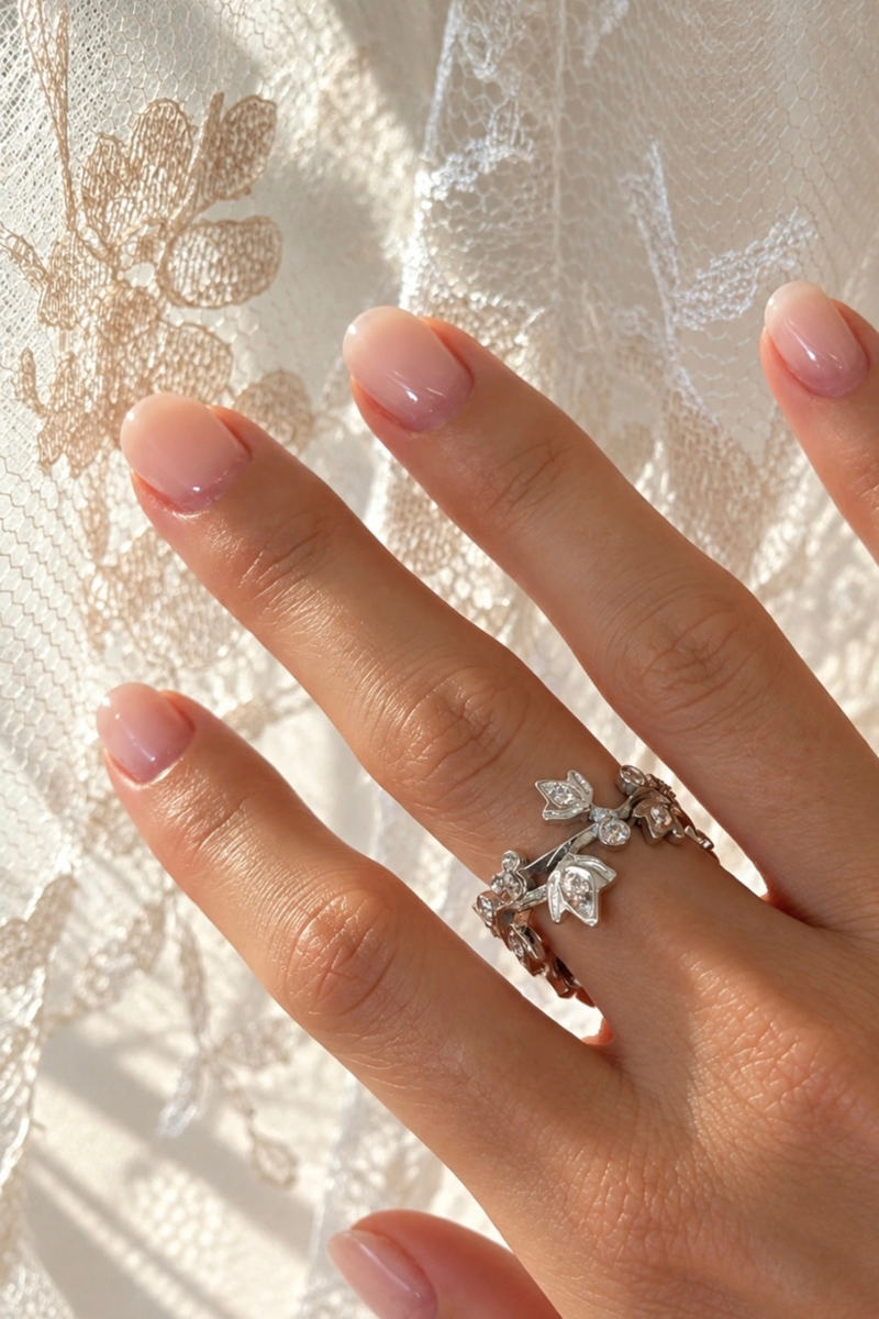 Flower Ring in White Gold and Diamonds