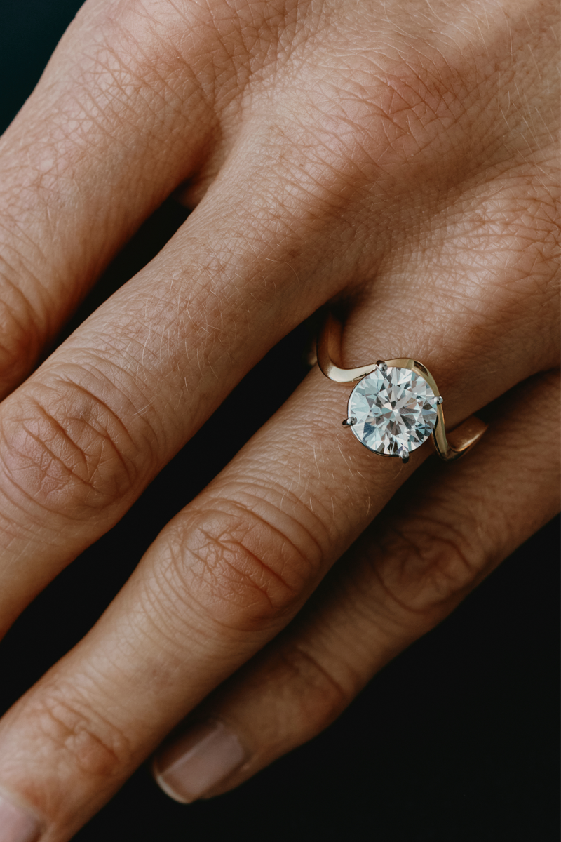 Wave Ring in Yellow Gold with Solitaire Diamond