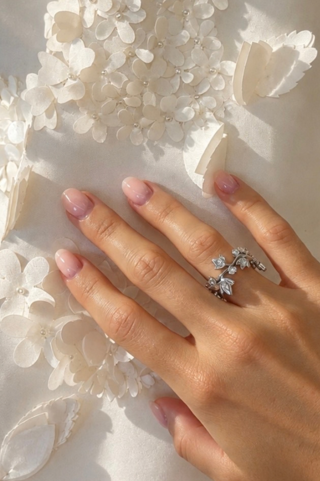 Flower Ring in White Gold and Diamonds