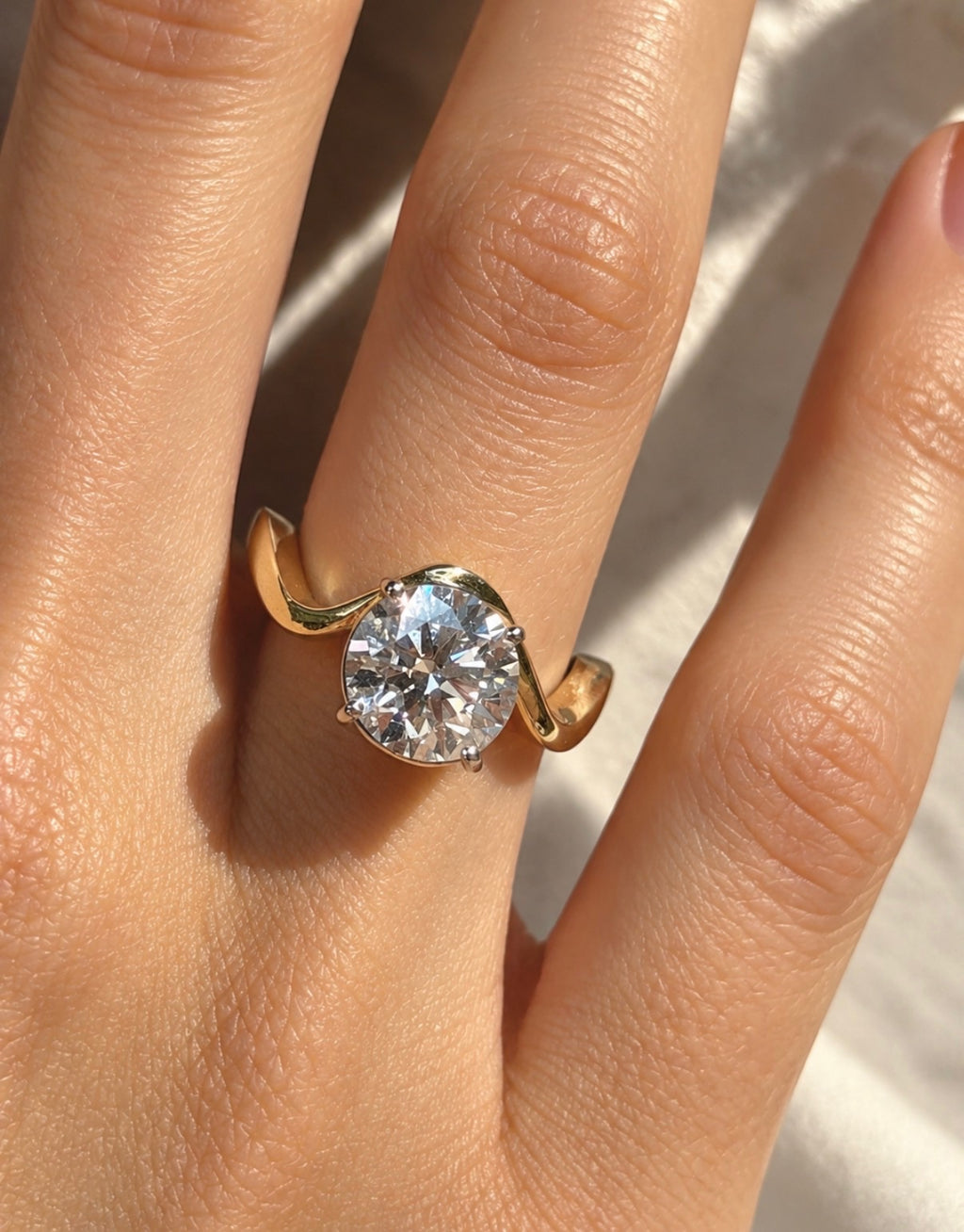 Anello Onda in Oro Bianco con Diamante Solitario